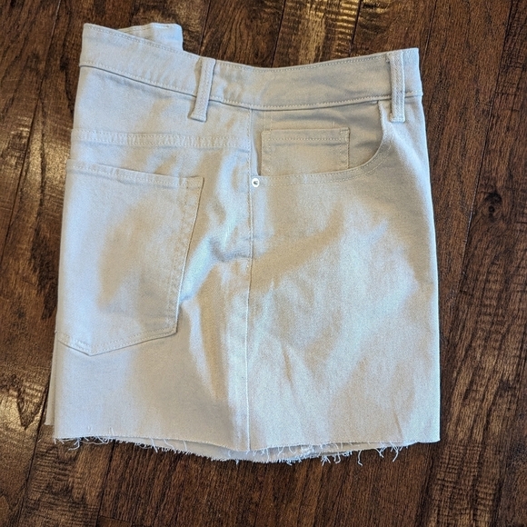 Jean shorts high waisted, slim leg cream, plus size 18 - Picture 6 of 7